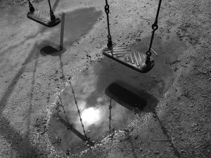 誰もいないブランコ