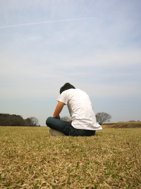 悩んでいる様子